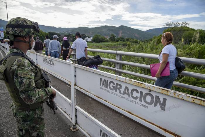 Soldado colombiano de guardia en el Puente Internacional Simón Bolívar en la frontera entre Colombia y Venezuela en Cúcuta, Colombia. · Foto: Schneyder Mendoza, AFP