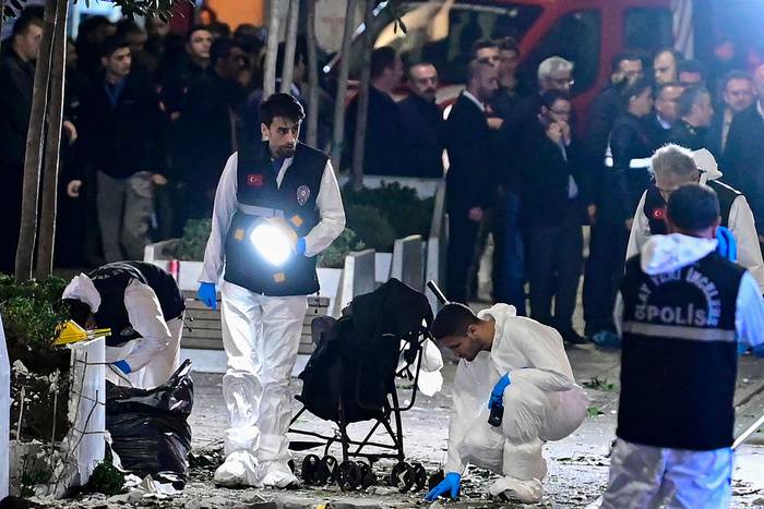 Policías turcos aseguran el área después de que una fuerte explosión de origen desconocido sacudiera la concurrida calle comercial de Istiklal en Estambul, este 13 de noviembre. · Foto: Yasin Akgul, AFP