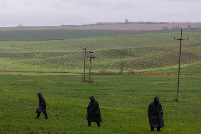Una patrulla de búsqueda en los campos cerca del sitio donde un ataque con misiles mató a dos hombres en la aldea de Przewodow, en el este de Polonia. · Foto: Wojtek Radwanski, AFP