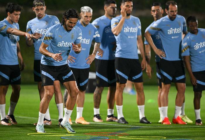 Entrenamiento de la selección uruguaya, el 20 de noviemnre, en Al Erssal en Doha. · Foto: Pablo Porciúncula, AFP.
