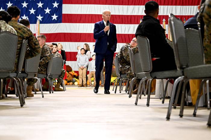 Joe Biden, durante una celebración de "Friendsgiving" en honor al feriado de Acción de Gracias, el 21 de noviembre, en la Estación Aérea del Cuerpo de Marines en Cherry Point, Carolina del Norte. · Foto: Jim Watson, AFP