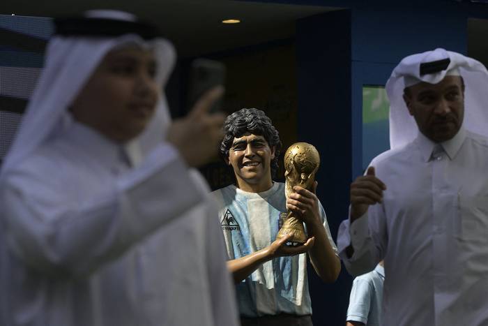 Estatua en homenaje a Diego Maradona, el 25 de noviembre, en Doha. · Foto: Juan Mabromata,  AFP
