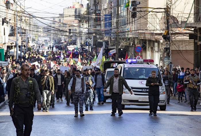 Manifestantes kurdos sirios salen a la calle para protestar contra las amenazas de Turquía contra su región, en la ciudad de Qamishli, de mayoría kurda, en el noreste de Siria, el 27 de noviembre de 2022. · Foto: Delil Souleiman, AFP