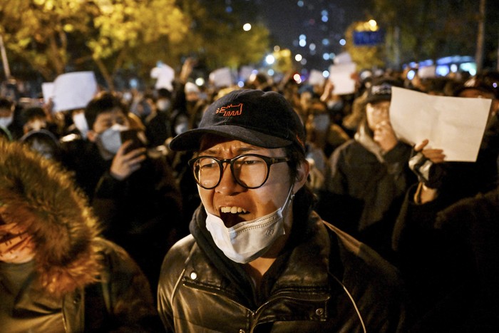 Manifestantes en Beijing en protesta por las muertes de un incendio en Urumqi, norte de China, y contra las restricciones de movilidad debido al Covid-19. · Foto: Noel Celis, AFP