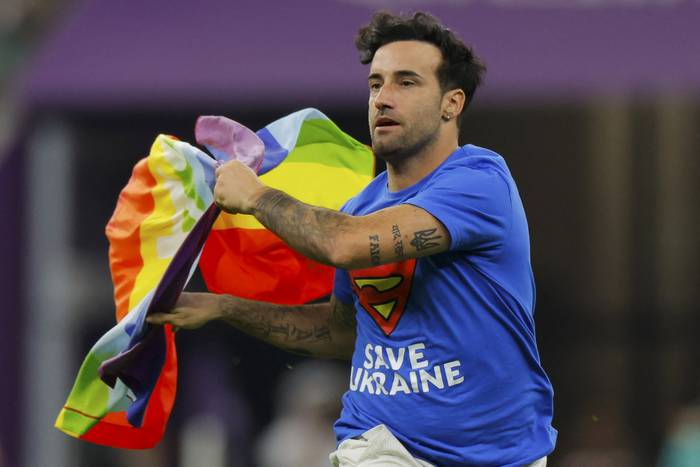 Un aficionado invadió la cancha con la bandera del arcoiris, durante el partido Uruguay - Portugal, por el grupo H, de Qatar 2022, en Lusail. · Foto: Odd Andersen, AFP
