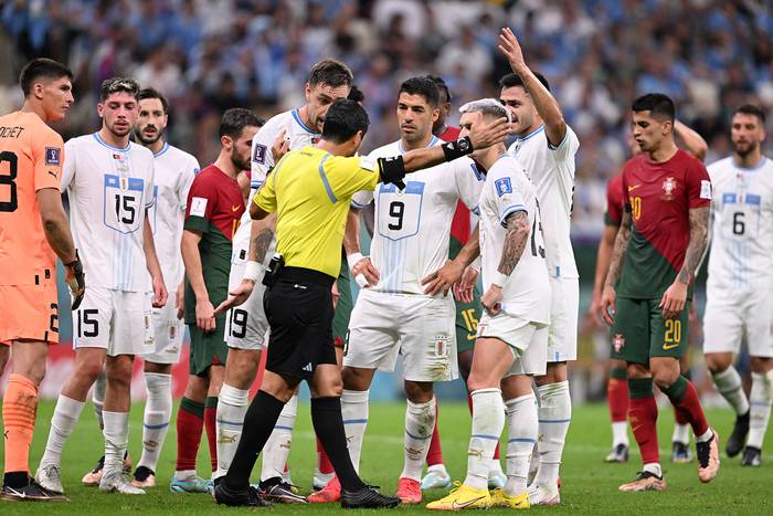 Jugadores de Uruguay, previo al posible penal, el 28 de noviembre, durante el partido por el Grupo H de la Copa Mundial Qatar 2022 ante Portugal, en el Estadio Lusail en Lusail, al norte de Doha. · Foto: Kirill Kudryavstsev, AFP