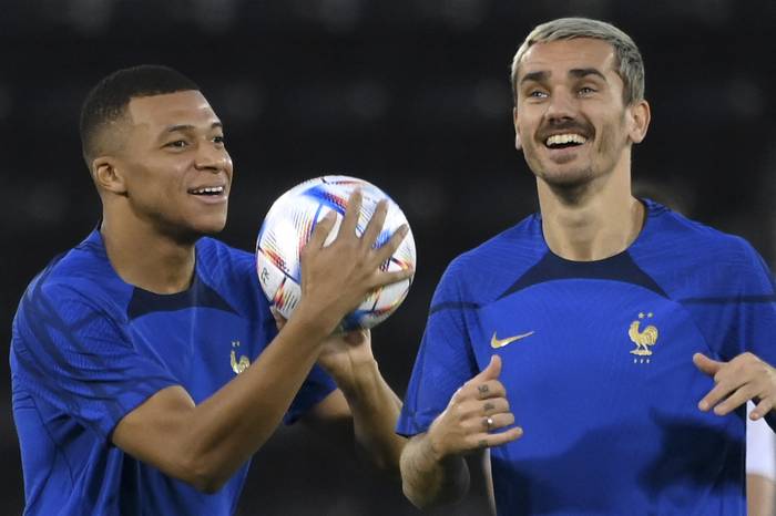 Kylian Mbappe y Antoine Griezmann durante el entrenamiento de Francia en Doha. · Foto: Franck Fife, AFP