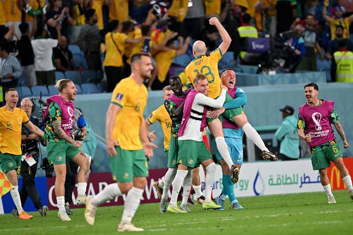 La selección de Australia festeja luego de vencer a Dinamarca, el 30 de noviembre, en el partido por el Grupo D de la Copa Mundial Qatar 2022, en el estadio Al-Janoub en Al-Wakrah, al sur de Doha. · Foto: Alberto Pizzoli, AFP