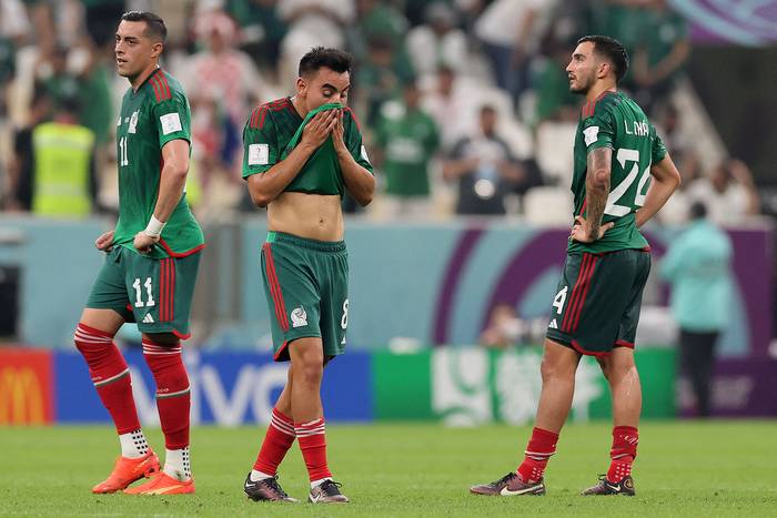 Rogelio Funes Mori, Carlos Rodríguez y  Luis Chávez, de México, este miércoles, en el estadio Lusail, en Doha, el 30 de noviembre de 2022. · Foto:  Karim Jaafar, AFP