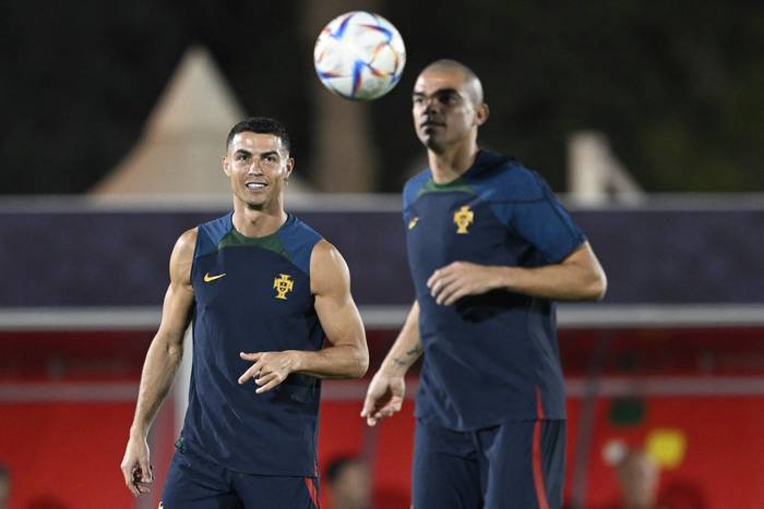 Cristiano Ronaldo y Pepe, durante el entrenamiento de Portugal previo al partido con Corea, en Doha. · Foto: Patricia de Melo Moreira, AFP