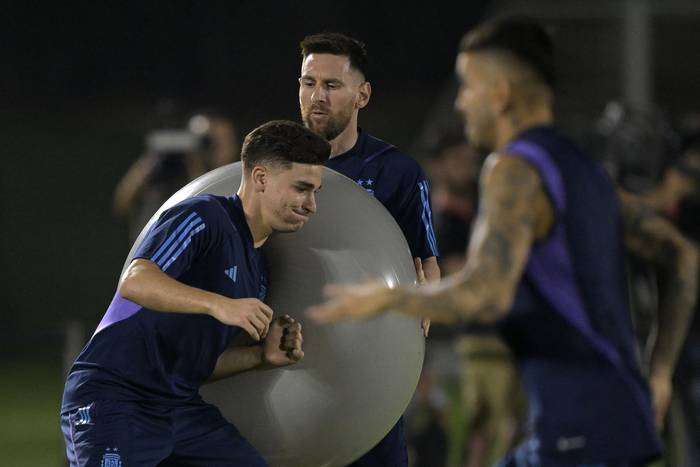 Julián Álvarez (I) y Lionel Messi (C), de Argentina, el 2 de diciembre durante un  entrenamiento en la Universidad de Qatar en Doha . · Foto: Juan Mambromata, AFP