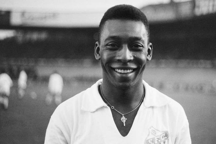 Pelé, con la camiseta del Santos, previo a un partido con el club francés de "Racing", en Colombes (archivo, junio de 1961). · Foto: AFP