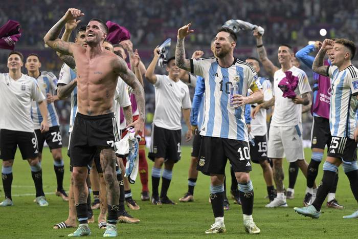 Los jugadores de Argentina tras la victoria ante Australia en el estadio Ahmad Bin Ali, en Al-Rayyan. · Foto: Juan Mambromata, AFP