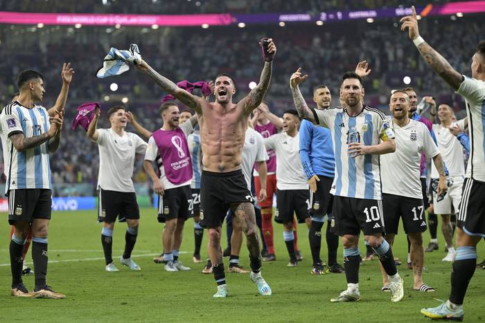 Los jugadores de Argentina festejan luego de obtener la clasificación a cuartos de final, al vencer a Australia, el sábado 3 de diciembre, en Al-Rayyan. · Foto: Juan Mabromata,  AFP