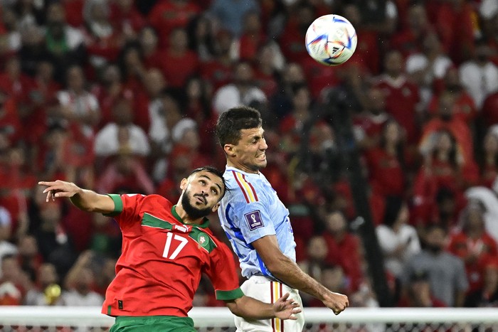 Sofiane Boufal, de Marruecos, y Rodri, de España, durante el partido de octavos de final de la Copa Mundial Qatar 2022, el 6 de diciembre, en el Education City Stadium de Doha. · Foto: Javier Soriano, AFP