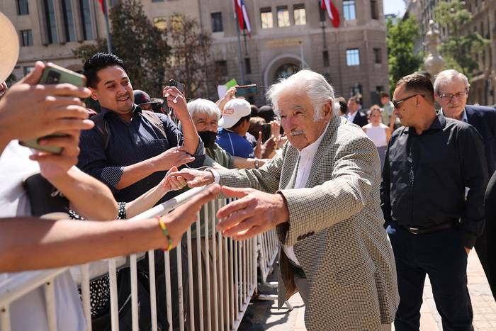 José Mujica, el 6 de diciembre, en la entrada del palacio presidencial de La Moneda en Santiago. Foto: Iván Alvarado, POOL, AFP