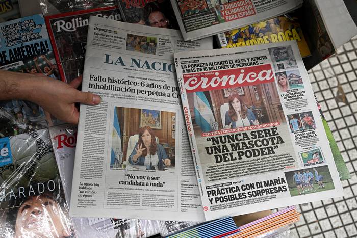 Prensa argentina en un quiosco de Buenos Aires. · Foto: Luis Robayo, AFP
