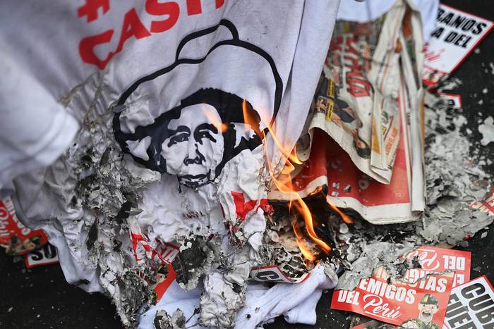Opositores a Pedro Castillo queman su imagen, este miércoles, en Lima. · Foto: Ernesto Benavides, AFP