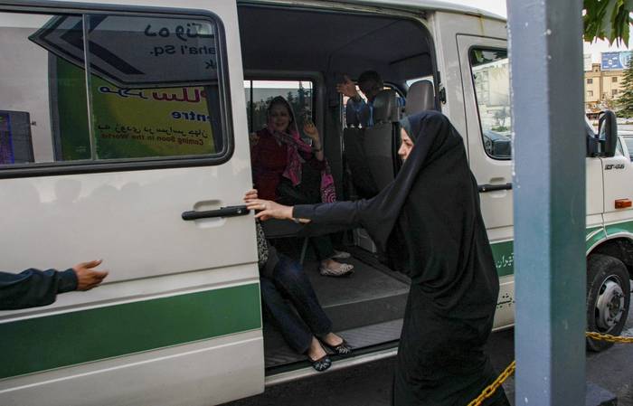 Mujer policía en una camioneta de la Policía Moral iraní luego de detener mujeres que presuntamente violan el código de vestimenta femenina, en Teherán. (archivo, julio de 2022) · Foto: Behrouz Mehri, AFP