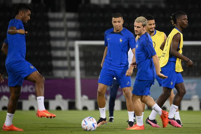 Los jugadores franceses en un entrenamiento en el estadio Al Sadd, en Doha. · Foto: Franck Fife, AFP