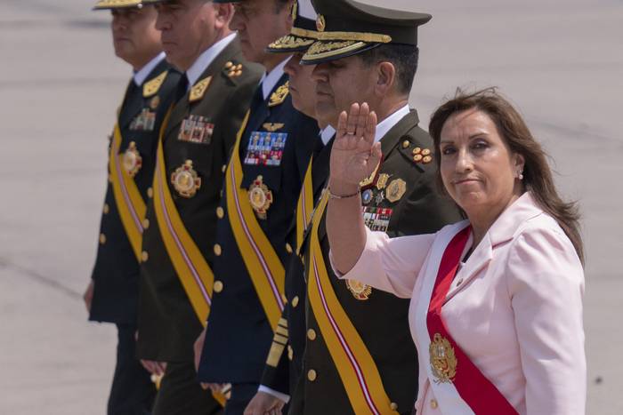 La nueva presidenta de Perú, Dina Boluarte, acompañada de comandantes de las Fuerzas Armadas, participa en el acto de conmemoración del Día del Ejército Peruano en Lima · Foto: Cris Bouroncle, AFP