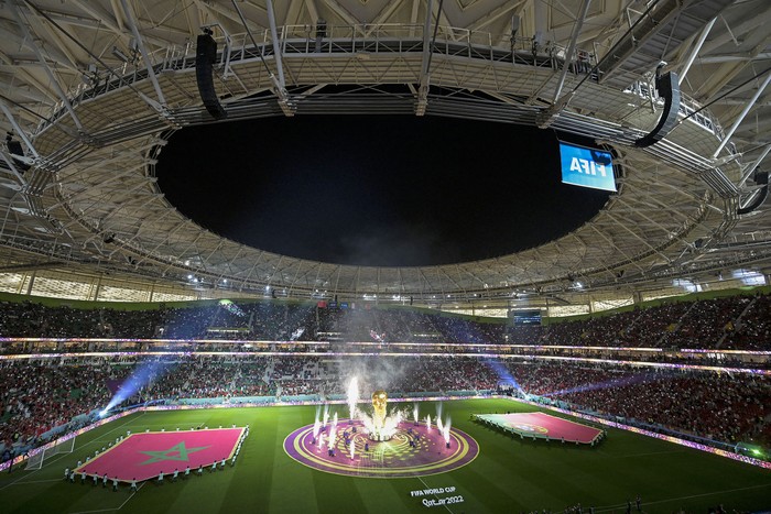 Estadio Al-Thumama, previo al comienzo del partido Francia vs Marruecos, el 14 de diciembre en Doha. · Foto: Juan Mabromata,  AFP