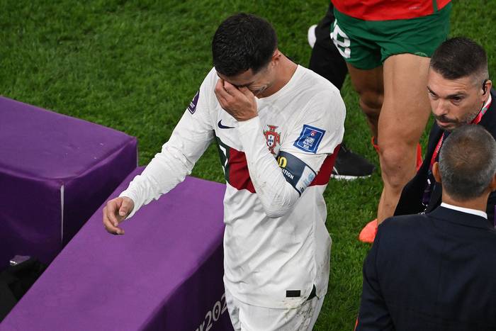 Cristiano Ronaldo abandona el campo después de perder ante Marruecos, el 10 de diciembre de 2022. · Foto: Nelson Almeida, AFP