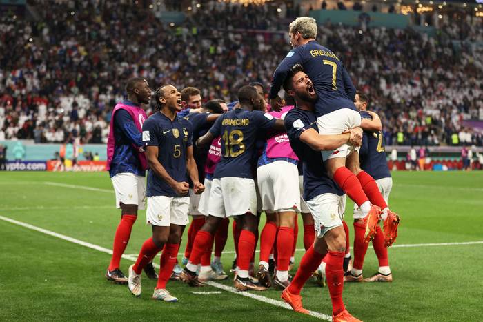 Olivier Giroud, de Francia, festeja junto a sus compañeros el segundo gol a Inglaterra, el sábado 10 de diciembre en el estadio Al-Bayt. · Foto: Adrian Dennis, AFP