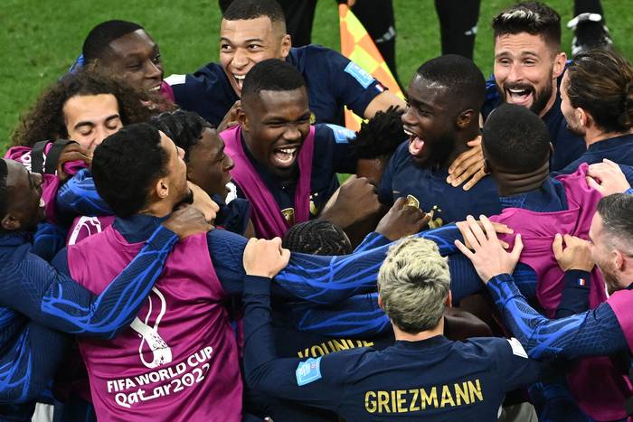 Los jugadores de Francia festejan, luego de vencer a Inglaterra y clasificar a semi finales. el 10 de diciembre, en Doha. · Foto: Jewel Samad, AFP