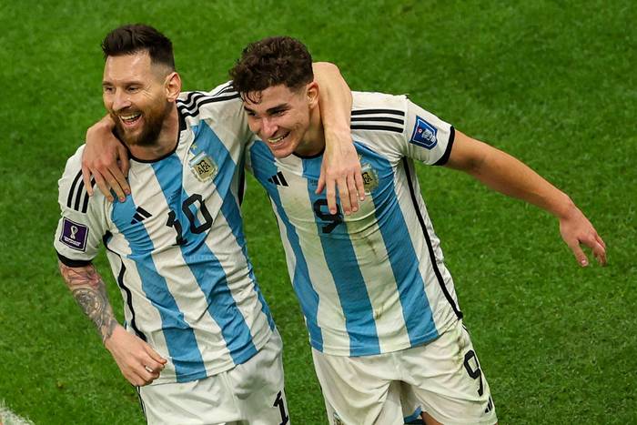 Lionel Messi y Julián Álvarez, de Argentina, después de anotar el segundo gol ante Croacia, el 13 de diciembre, en el estadio Lusail en Lusail de Doha. · Foto: Adrian Dennis, AFP