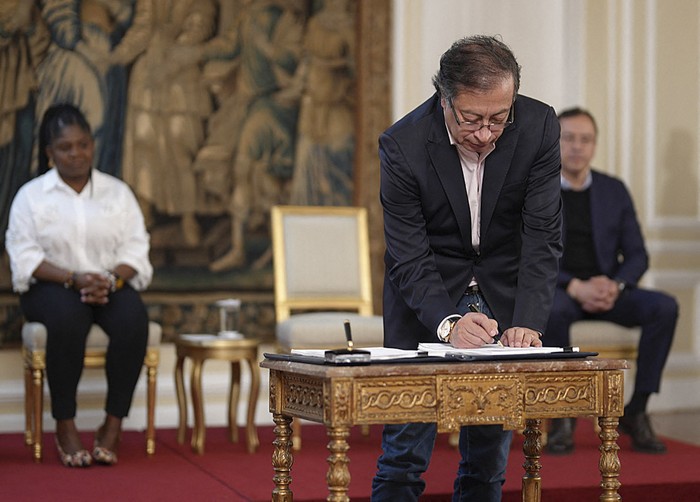 El presidente de Colombia, Gustavo Petro, durante la firma de la nueva ley de reforma tributaria, en el palacio de Nariño, en Bogotá. · Foto: Presidencia de Colombia, AFP