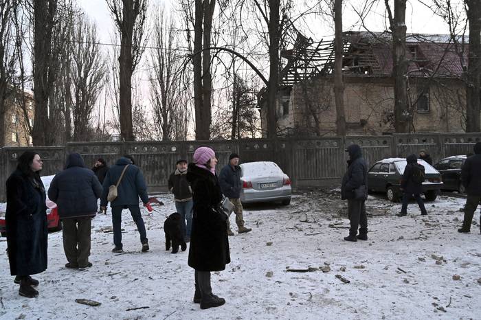 Habitantes de Kiev próximo a un edificio público que recibió el impacto de un ataque con drones. · Foto: Sergei Supinsky, AFP