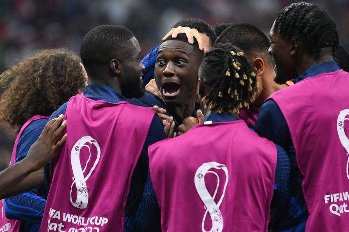 Randal Kolo Muani, festeja junto a sus compañeros el segundo gol de Francia, el 14 de diciembre, en Doha. · Foto: Franck Fife, AFP