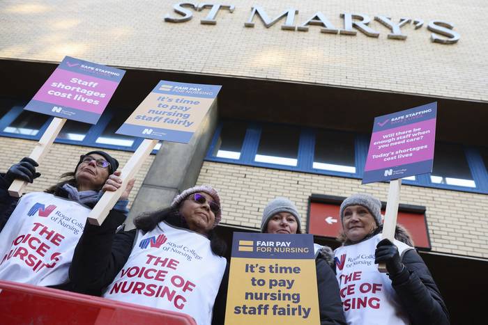 Trabajadoras de la salud en un piquete frente al Hospital St Mary's en el oeste de Londres. · Foto: Isabel Infantes, AFP