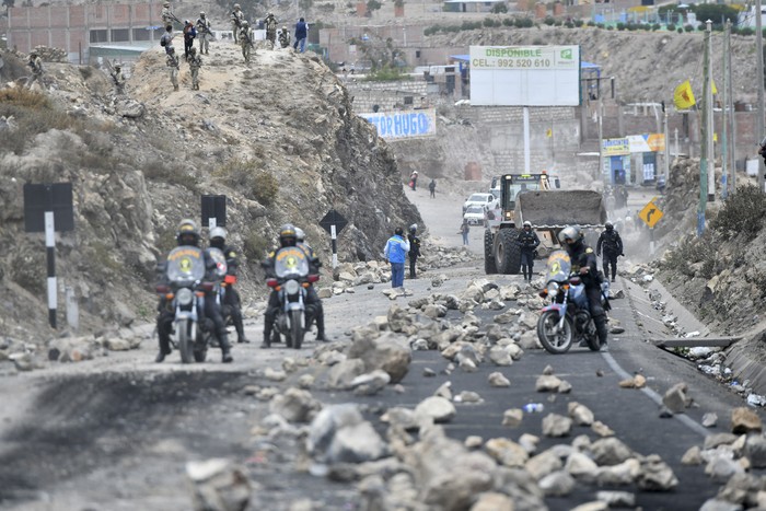 Carretera Arequipa - Puno, distrito de Yura tras ser bloqueada durante las manifestaciones en protesta por
la destitución y detención del ex presidente Pedro Castillo. · Foto: Diego Ramos, AFP