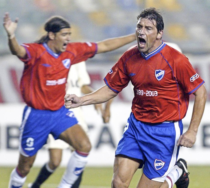 Fabián O'Neill celebra después de anotar contra Universitario de Perú, en Lima (archivo, abril de 2003).
Foto: Jaime Razuri, AFP