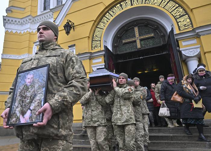 Servicio fúnebre del soldado ucraniano Volodimir Yezhov, caído en enfrentamientos con tropas rusas
en la ciudad de Bajmut en la catedral de Volodimir, en Kiev. · Foto: Sergei Supinsky, AFP