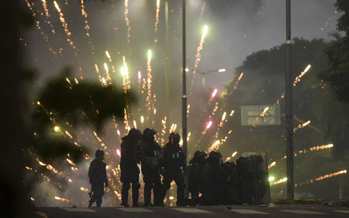 Policías antidisturbios durante enfrentamientos con partidarios de Luis Fernando Camacho, gobernador de Santa Cruz, luego de que fuera detenido y trasladado a La Paz. · Foto: Rodrigo Urzagasti, AFP