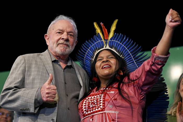 Luiz Inácio Lula da Silva, y Sonia Guajajara, futura ministra de Pueblos Indígenas, durante la conferencia de prensa en la que Lula anunció los últimos nombramientos. · Foto: Evaristo Sa, AFP