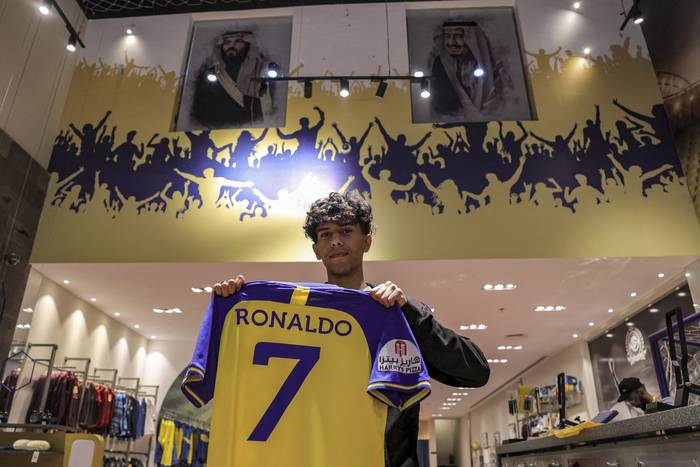 Aficionado con la camiseta del club Al-Nasr en una tienda de Riad, Arabia Saudita. · Foto: Fayez Nureldine, AFP