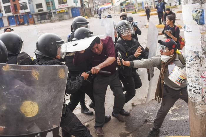 Enfrentamientos durante una manifestación, el 11 de enero, en la ciudad de Cusco, Perú. · Foto: Iván Flores, AFP