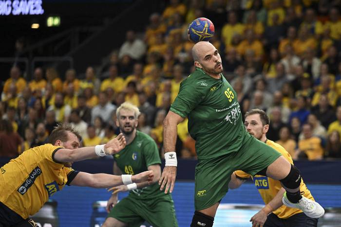 Gustavo Rodrígues, de Brasil, durante el partido ante Suecia, por el mundial de Handball en Gotenburgo. · Foto: Larsson Rosvall, TT News Agency, AFP