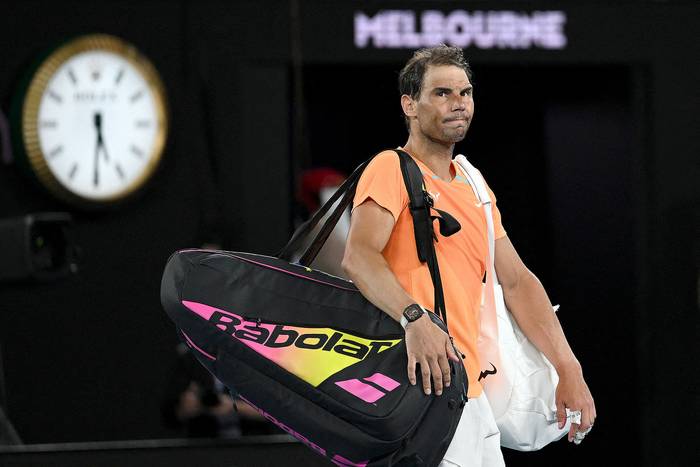 Rafael Nadal abandona la cancha después de perder ante el estadounidense Mackenzie McDonald en el  Abierto de Australia, este miércoles, en Melbourne. · Foto: Manan Vatsyayana / AFP
