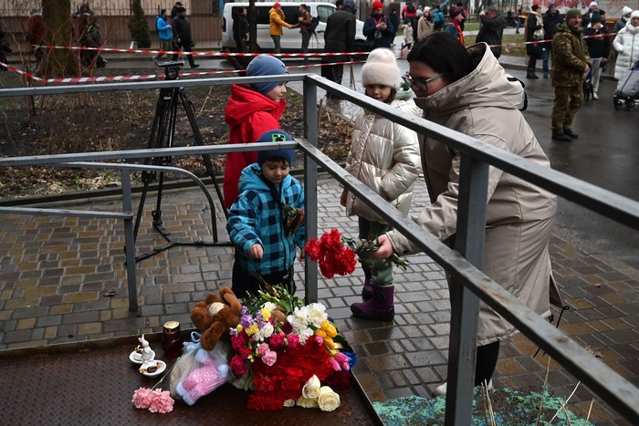 Zona donde se estrelló el helicóptero, el 18 de enero, cerca de un jardín de infantes en Brovary, en las afueras de Kiev. · Foto: Serguéi Supinsky / AFP