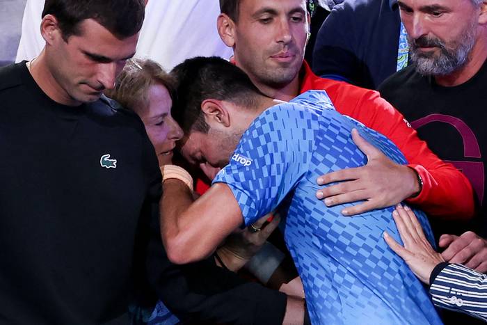 El serbio Novak Djokovic celebra con su madre Dijana Djokovic después de la victoria contra el griego Stefanos Tsitsipas luego de la final de individuales masculinos, este domingo, en el  Abierto de Australia en Melbourne. · Foto: Martin Keep, AFP
