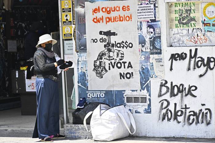Calle de Quito, el 2 de febrero, previo a las elecciones municipales y la consulta del gobierno sobre reformas constitucionales en Ecuador. · Foto: Rodrigo Buendía, AFP