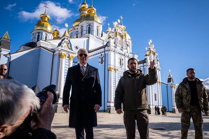 Joe Biden y Volodímir Zelensky frente a la catedral de San Miguel de las Cúpulas Doradas, el 20 de febrero, en Kiev, Ucrania. · Foto: Dimitar Dilkoff / AFP