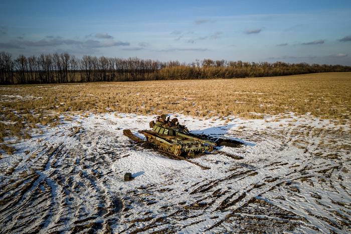 Tanque ruso en un campo de trigo en la región de Kharkiv, el 22 de febrero. · Foto: Lhor Tkachov, AFP
