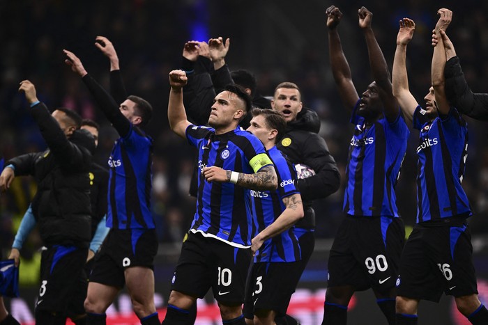 Los jugadores de Inter de Milán, tras la victoria ante Porto por octavos de final de la UEFA Champions League en el estadio San Siro de Milán. · Foto: Marco Bertorello, AFP