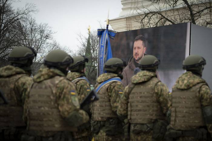 Volodímir Zelensky, durante la conmemoración del año de guerra con Rusia, el 24 de febrero, en la plaza de Santa Sofía, en Kiev. · Foto: Presidencia de Ucrania, AFP